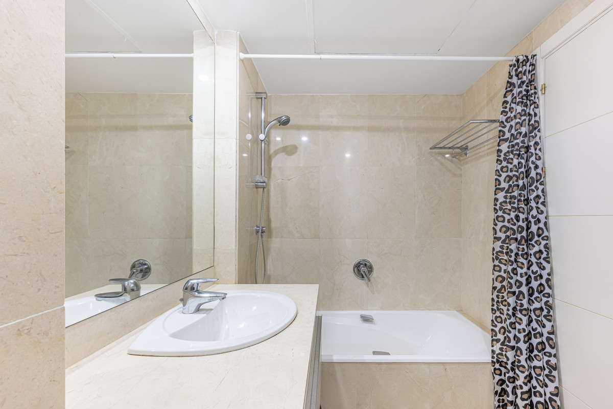 3 Bed Apartment for sale in Estepona Costa Del Sol, Málaga, Spain