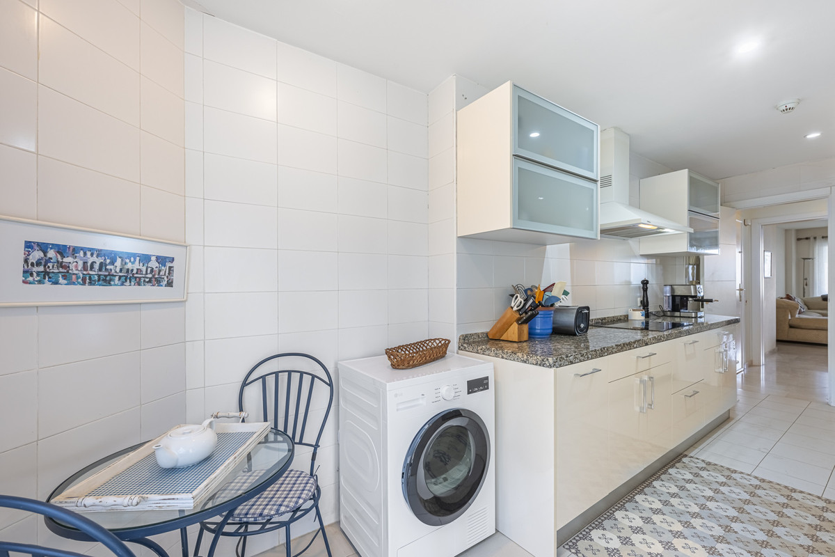 3 Bed Apartment for sale in Estepona Costa Del Sol, Málaga, Spain