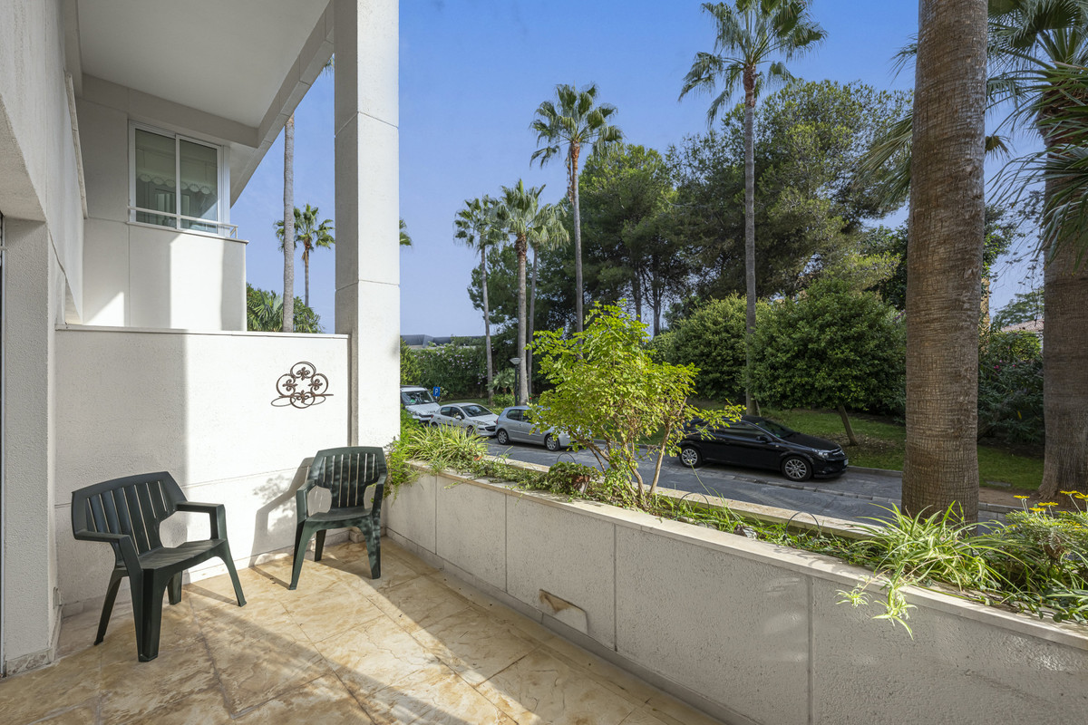 3 Bed Apartment for sale in Estepona Costa Del Sol, Málaga, Spain