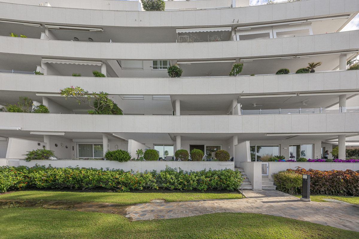 3 Bed Apartment for sale in Estepona Costa Del Sol, Málaga, Spain