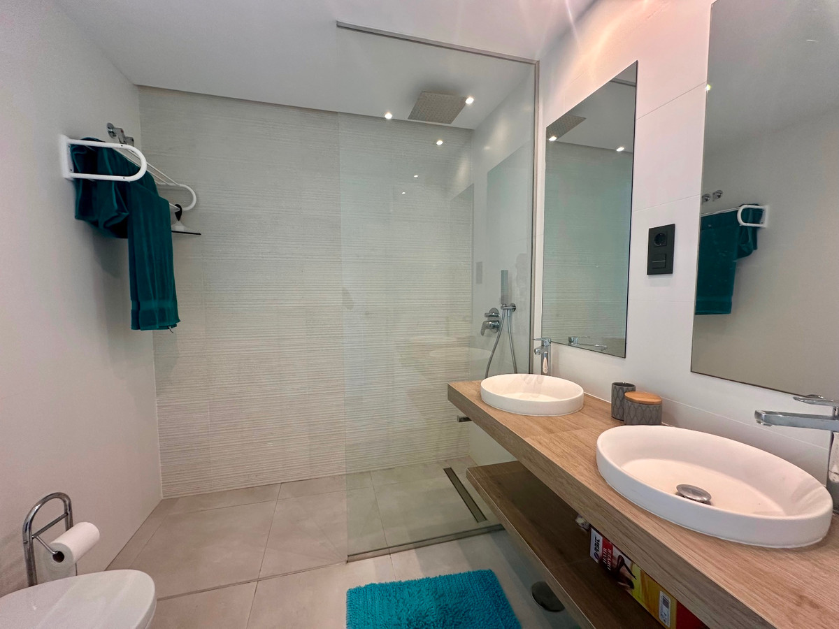 3 Bed Apartment for sale in Urbanización El Raso Costa Blanca, Alicante, Spain
