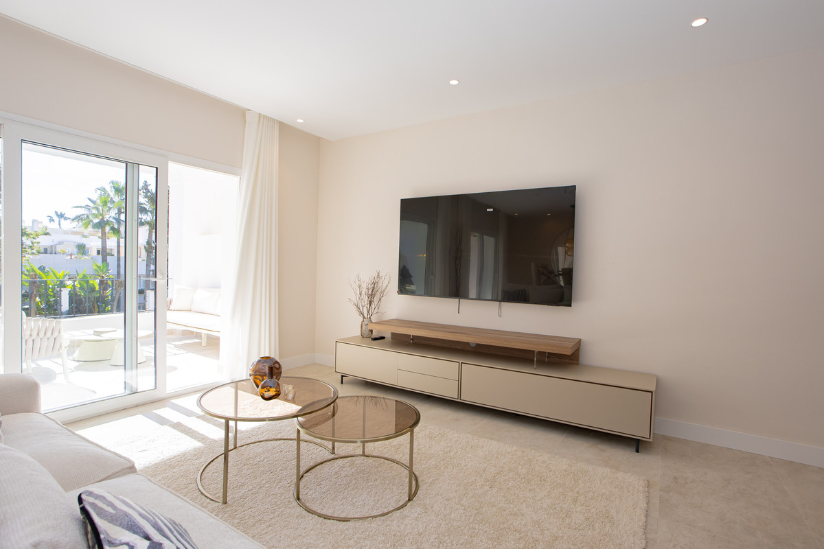 4 Bed Apartment for sale in Nueva Andalucía Costa Del Sol, Málaga, Spain