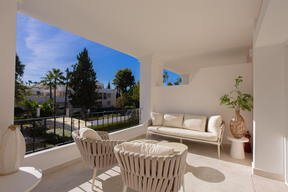 4 Bed Apartment for sale in Nueva Andalucía Costa Del Sol, Málaga, Spain