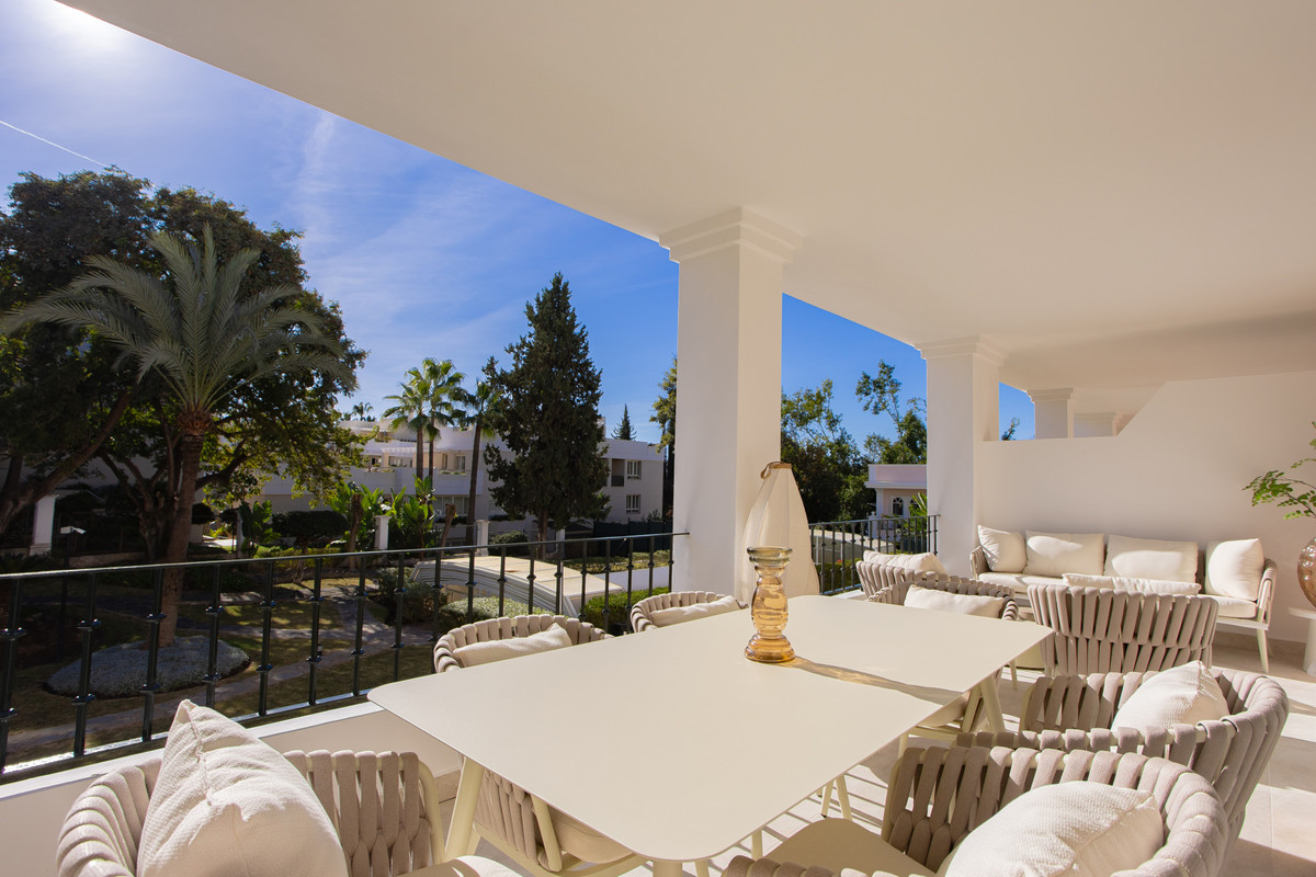 4 Bed Apartment for sale in Nueva Andalucía Costa Del Sol, Málaga, Spain