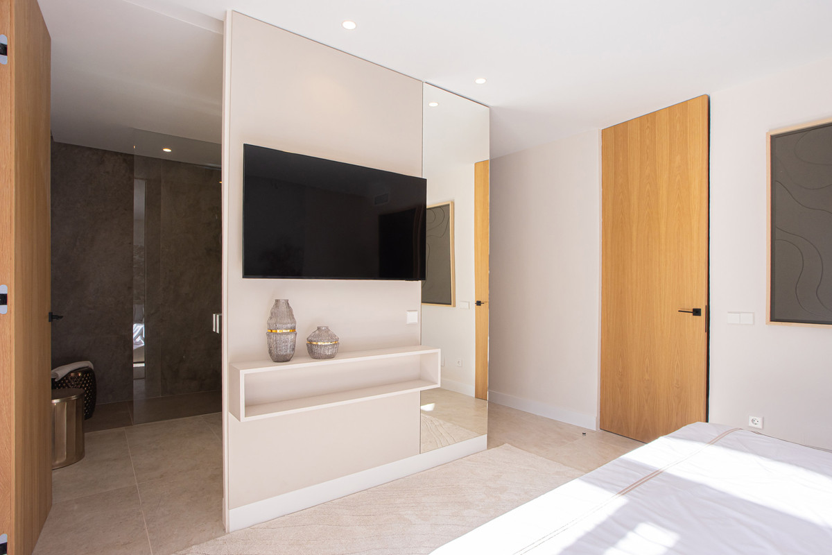 4 Bed Apartment for sale in Nueva Andalucía Costa Del Sol, Málaga, Spain