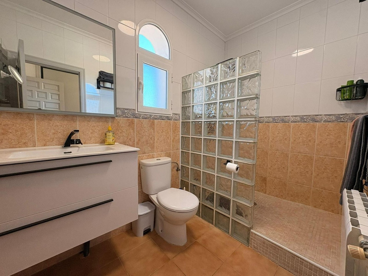 Se vende Villa - Chalet de 4 dormitorios en Costa Blanca, Alicante, España
