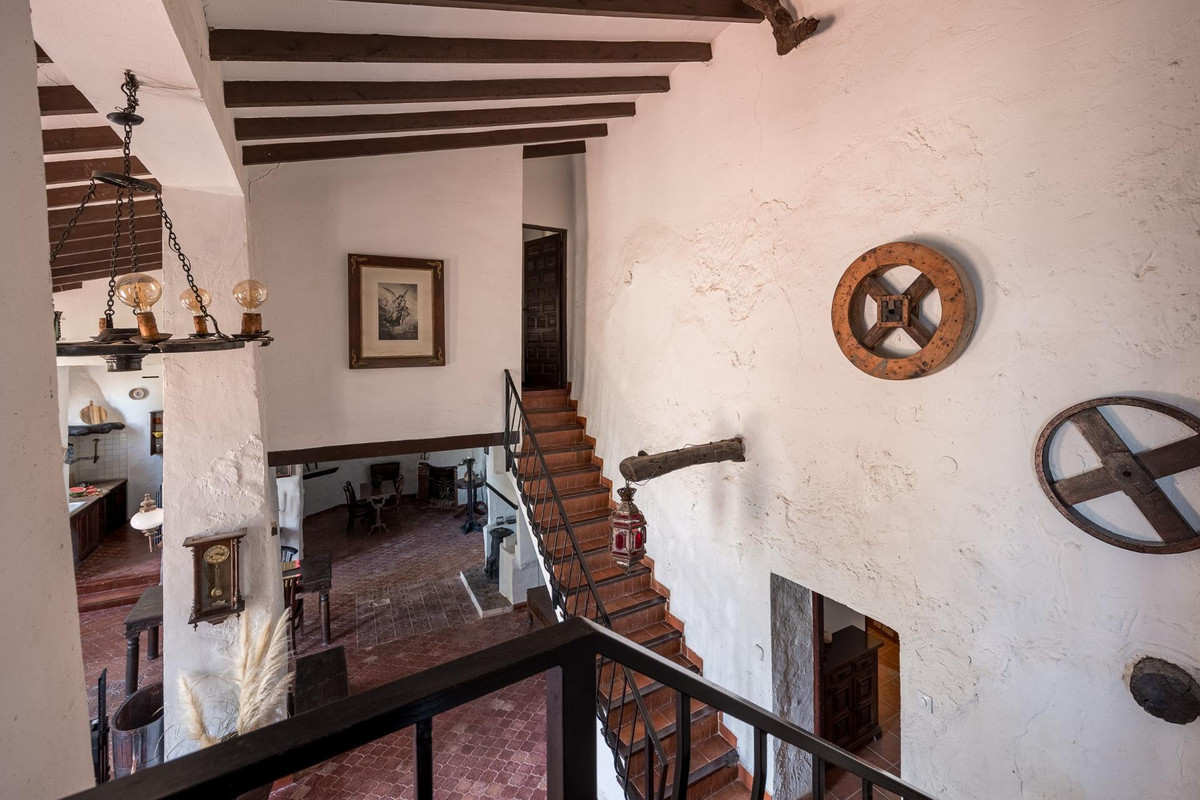 7 Bed Townhouse for sale in Polop Costa Blanca, Alicante, Spain