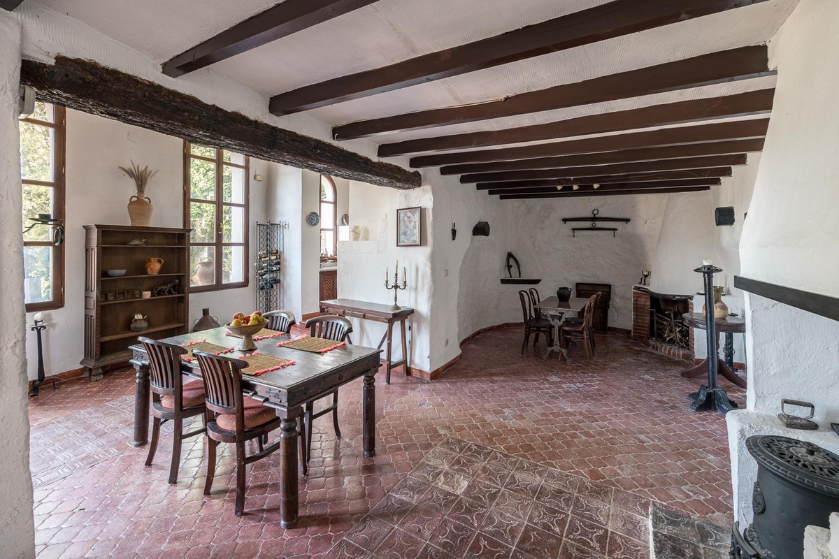 7 Bed Townhouse for sale in Polop Costa Blanca, Alicante, Spain