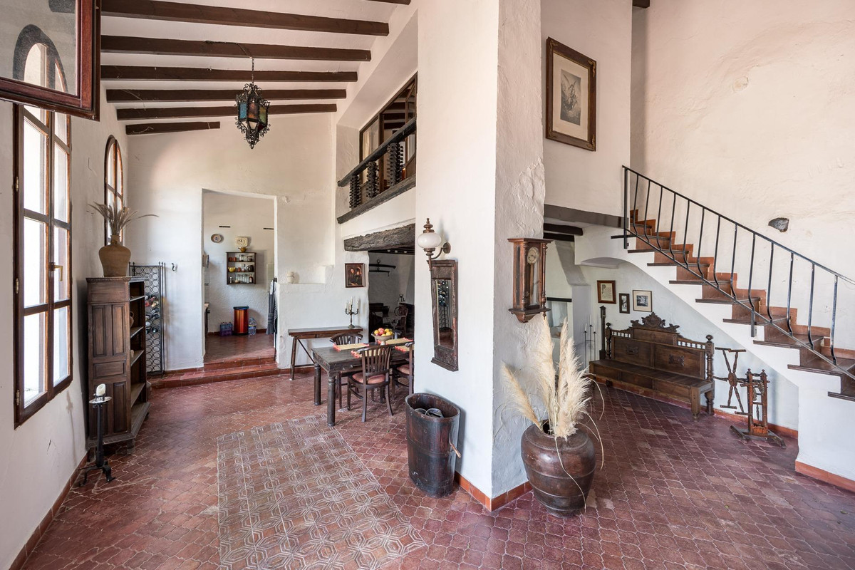 7 Bed Townhouse for sale in Polop Costa Blanca, Alicante, Spain