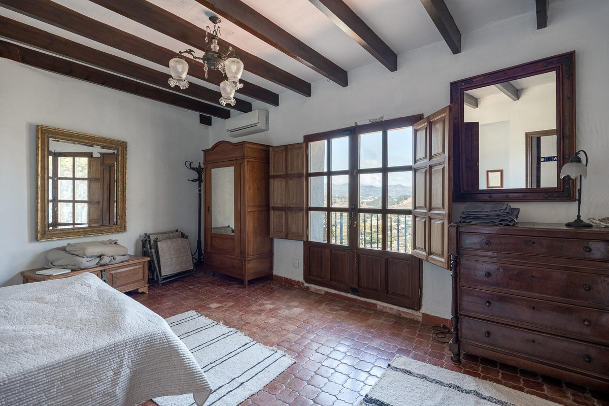 7 Bed Townhouse for sale in Polop Costa Blanca, Alicante, Spain