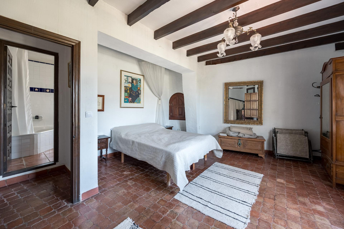 7 Bed Townhouse for sale in Polop Costa Blanca, Alicante, Spain
