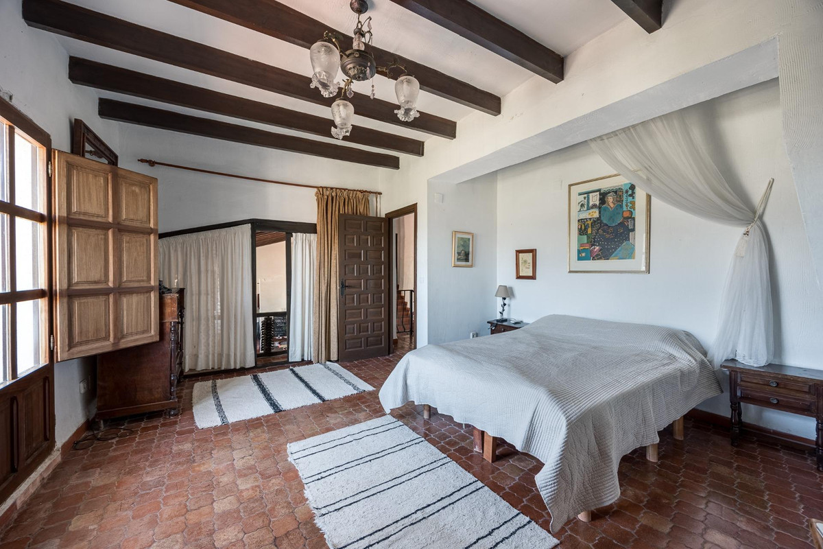 7 Bed Townhouse for sale in Polop Costa Blanca, Alicante, Spain