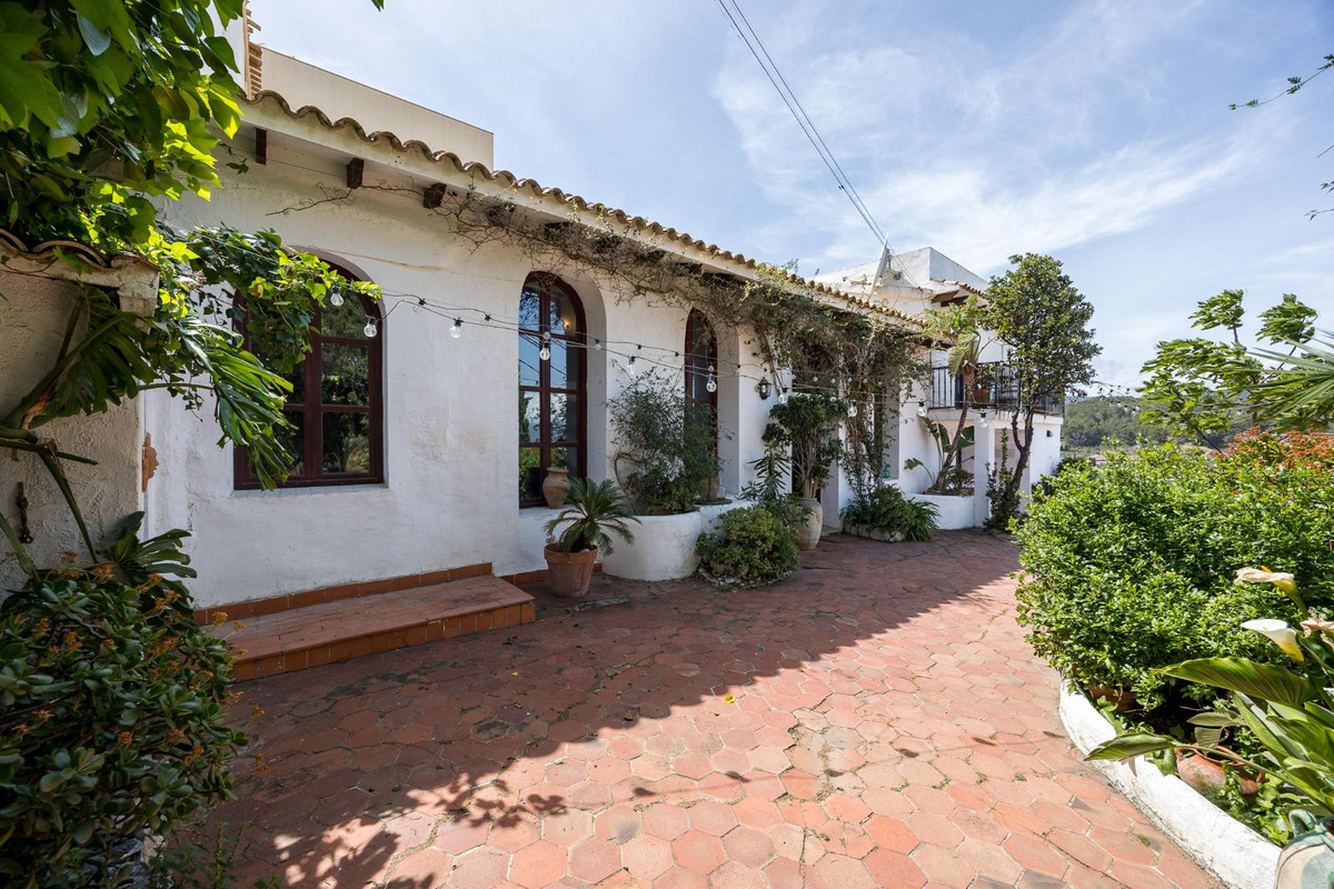 7 Bed Townhouse for sale in Polop Costa Blanca, Alicante, Spain