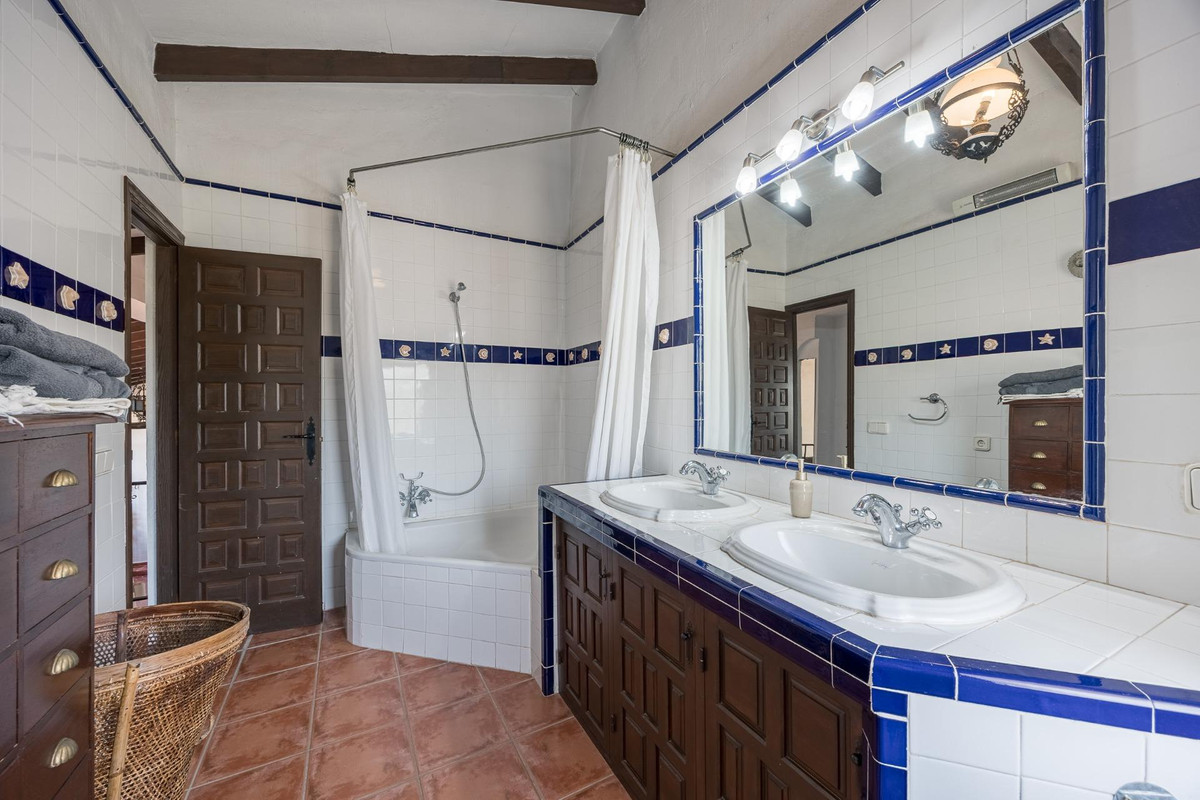 7 Bed Townhouse for sale in Polop Costa Blanca, Alicante, Spain