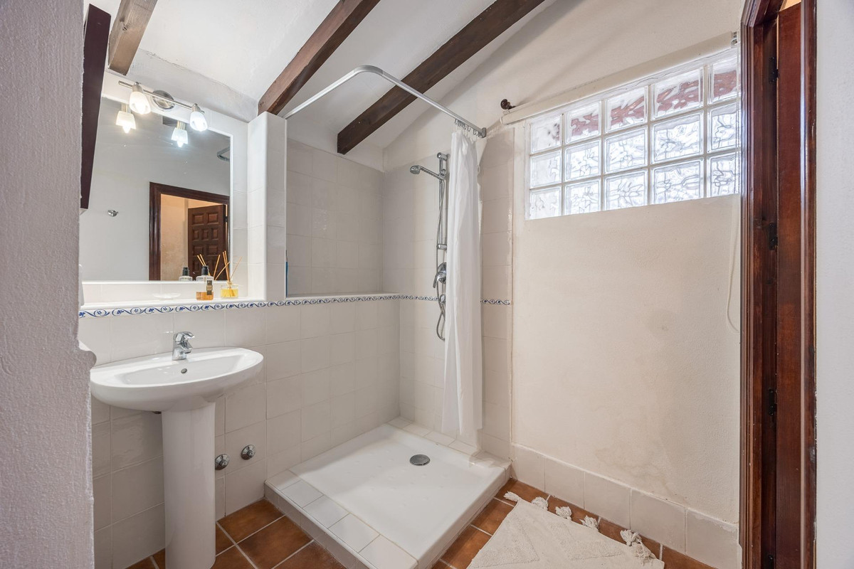 7 Bed Townhouse for sale in Polop Costa Blanca, Alicante, Spain
