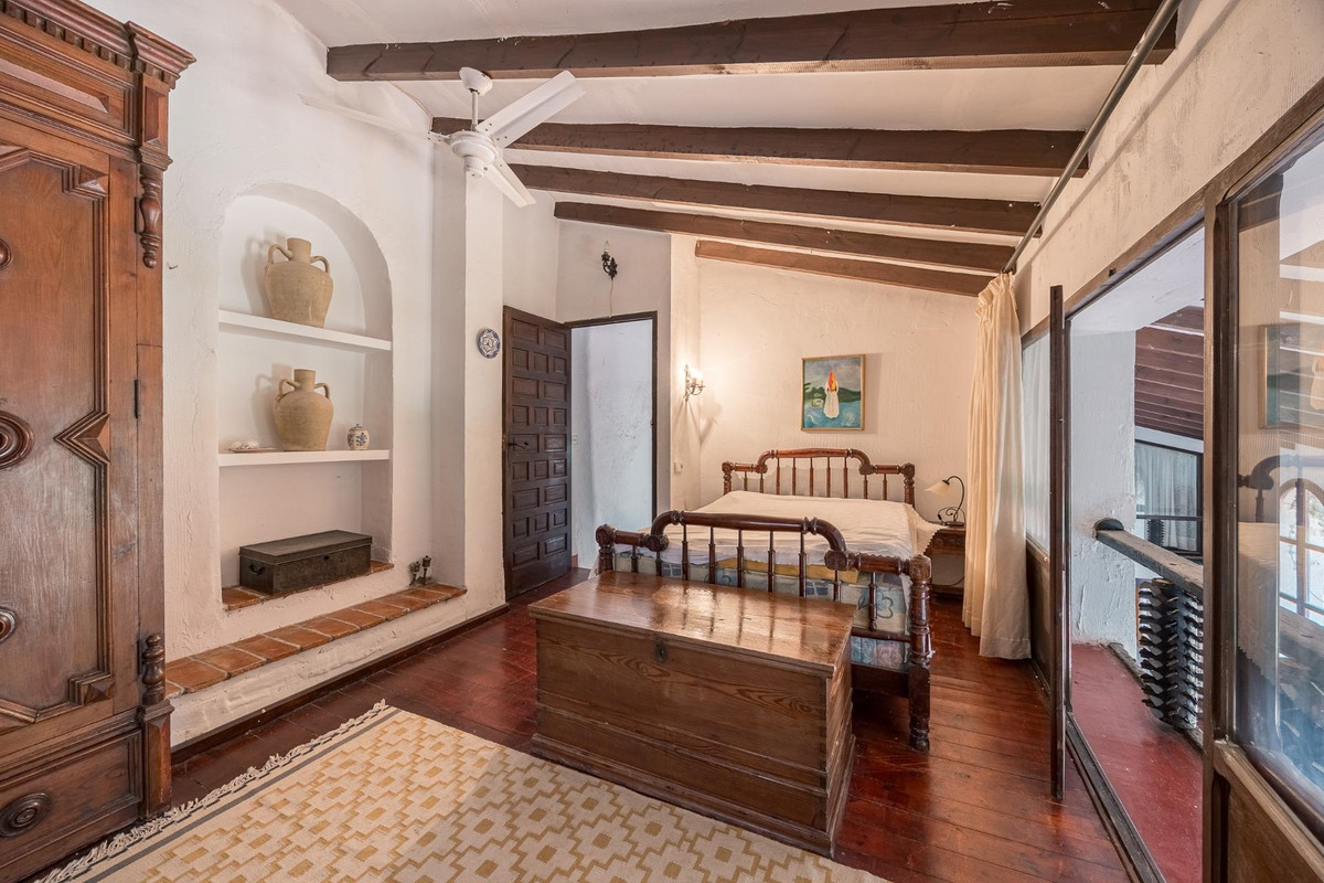 7 Bed Townhouse for sale in Polop Costa Blanca, Alicante, Spain