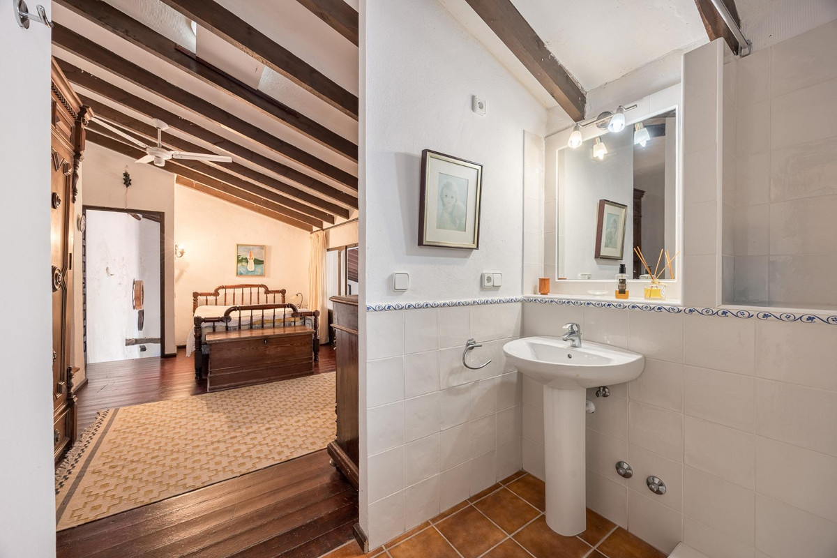 7 Bed Townhouse for sale in Polop Costa Blanca, Alicante, Spain