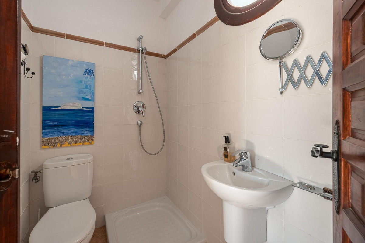 7 Bed Townhouse for sale in Polop Costa Blanca, Alicante, Spain
