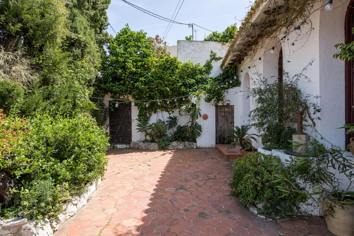 7 Bed Townhouse for sale in Polop Costa Blanca, Alicante, Spain