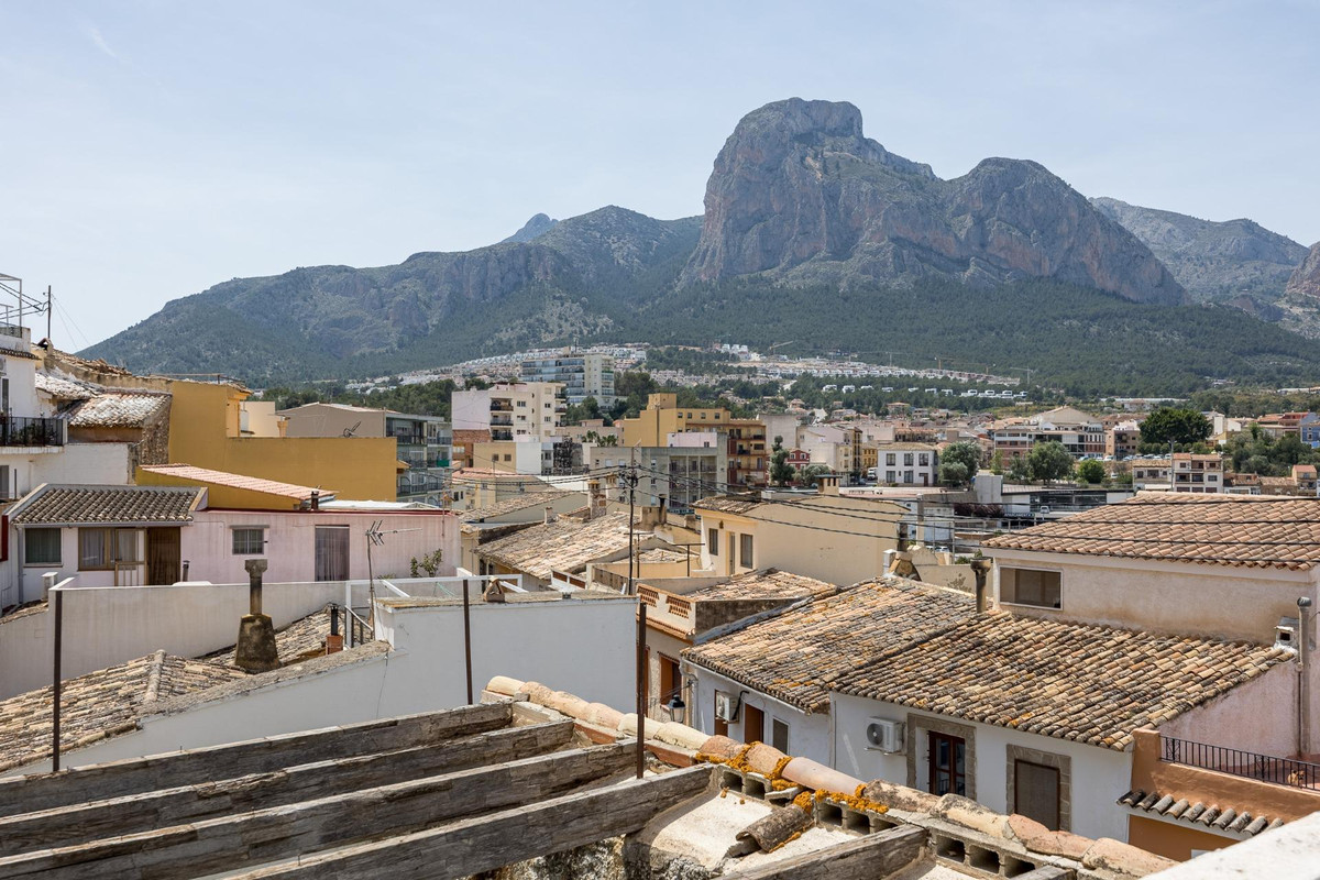 7 Bed Townhouse for sale in Polop Costa Blanca, Alicante, Spain
