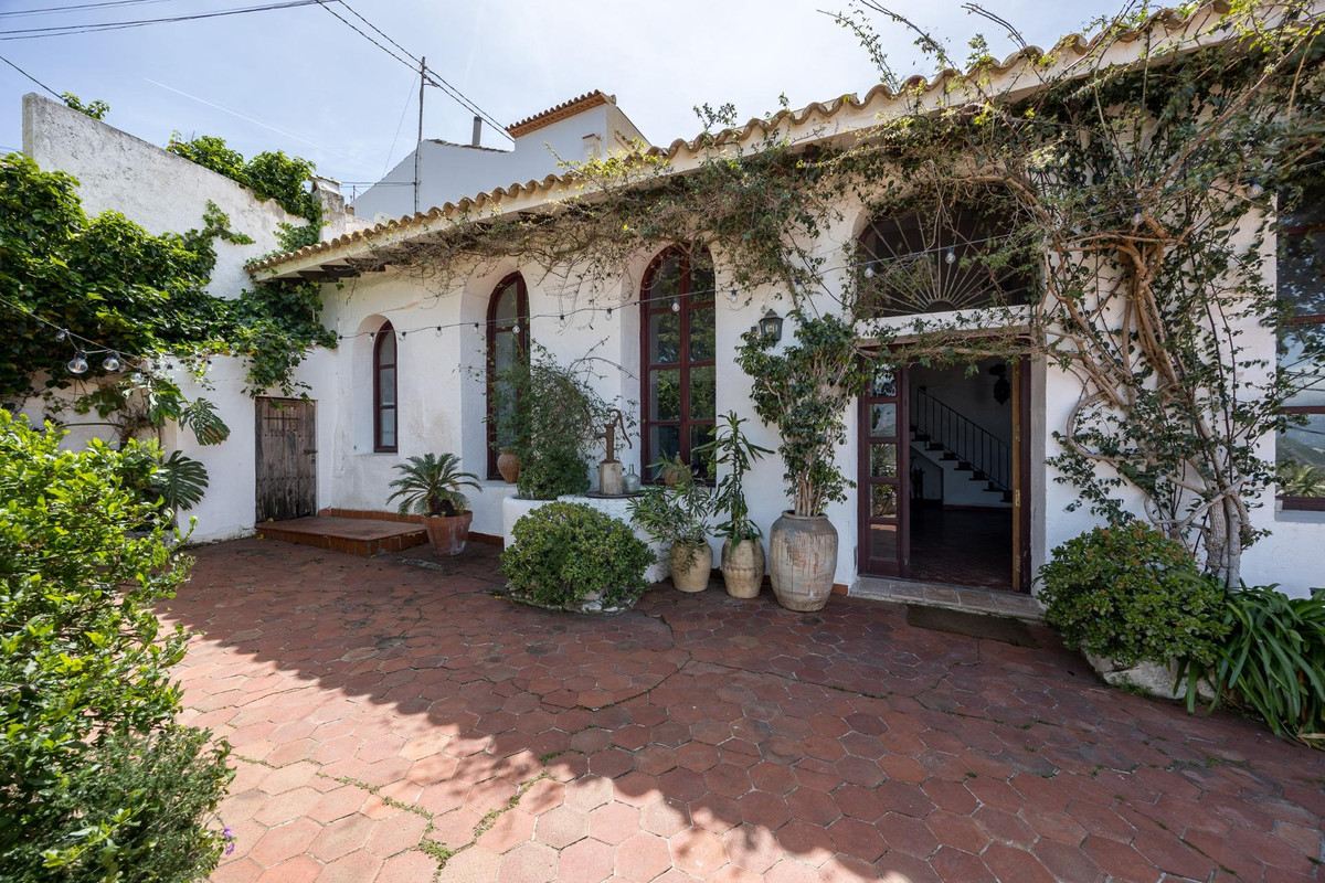 7 Bed Townhouse for sale in Polop Costa Blanca, Alicante, Spain