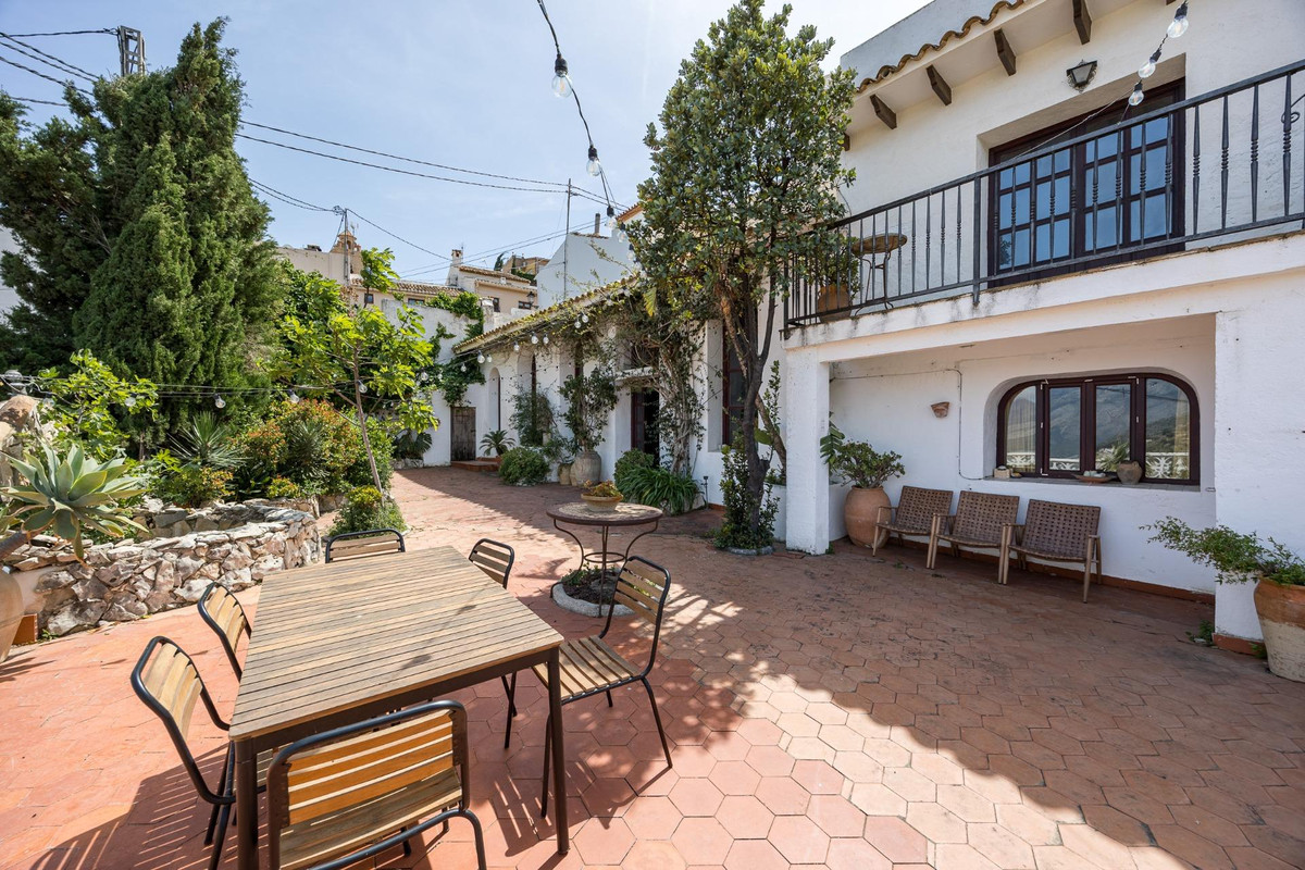7 Bed Townhouse for sale in Polop Costa Blanca, Alicante, Spain