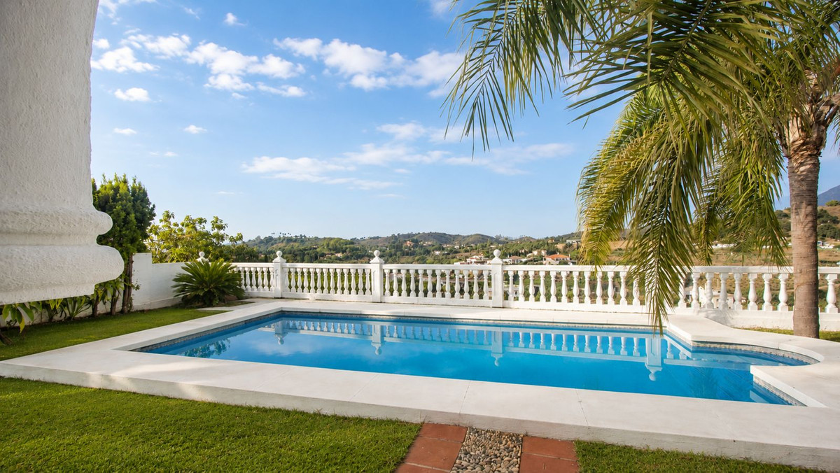 3 Bed Townhouse for sale in Estepona Costa Del Sol, Málaga, Spain