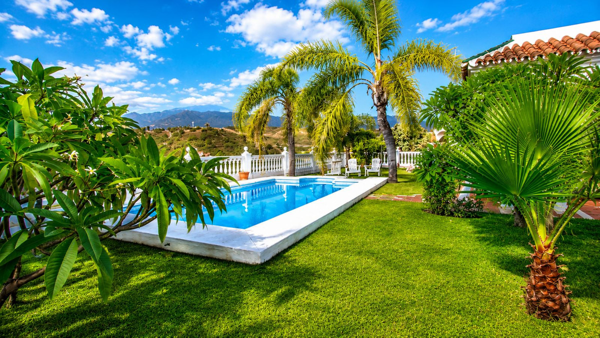 3 Bed Townhouse for sale in Estepona Costa Del Sol, Málaga, Spain