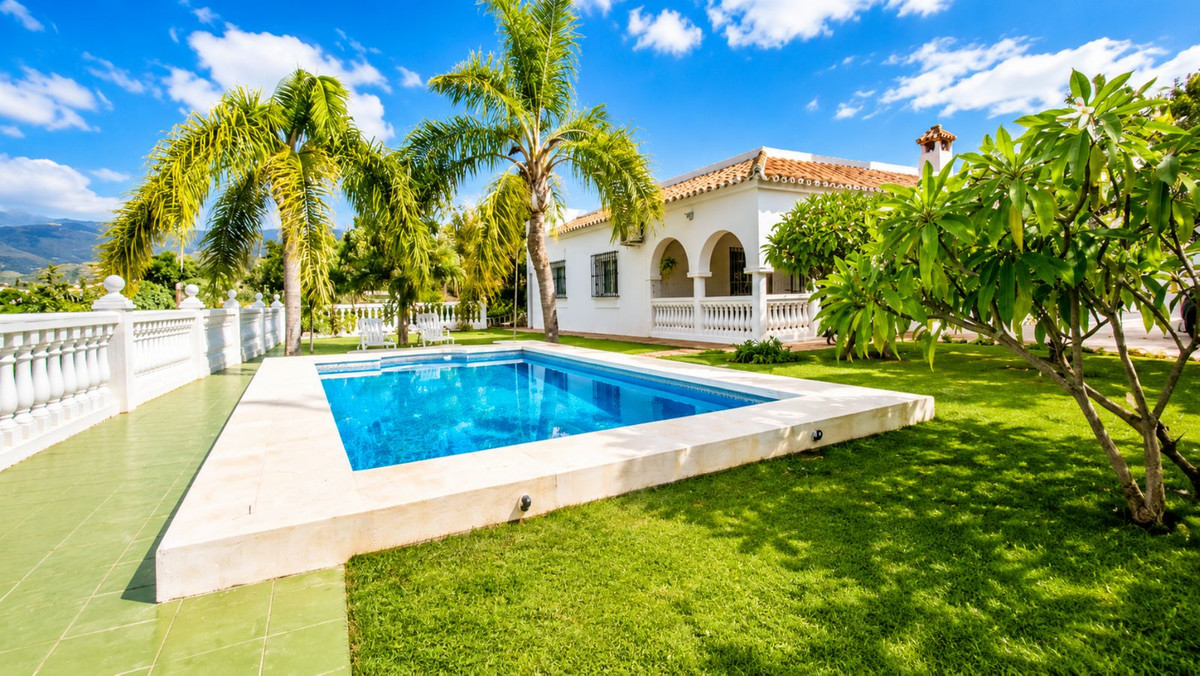 3 Bed Townhouse for sale in Estepona Costa Del Sol, Málaga, Spain
