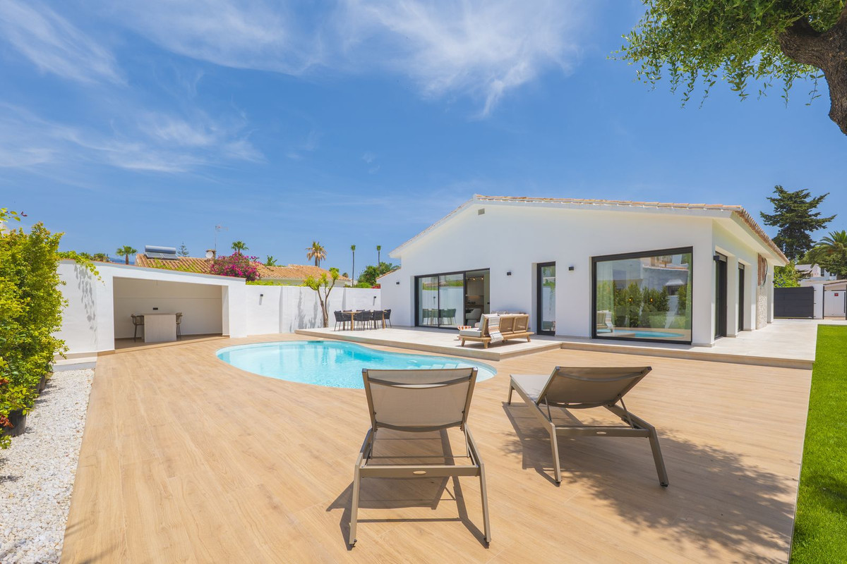 4 Bed Townhouse for sale in Atalaya Costa Del Sol, Málaga, Spain