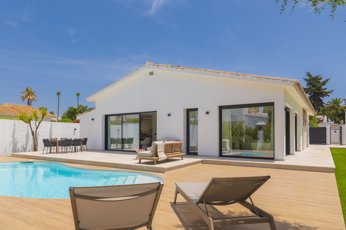 4 Bed Townhouse for sale in Atalaya Costa Del Sol, Málaga, Spain