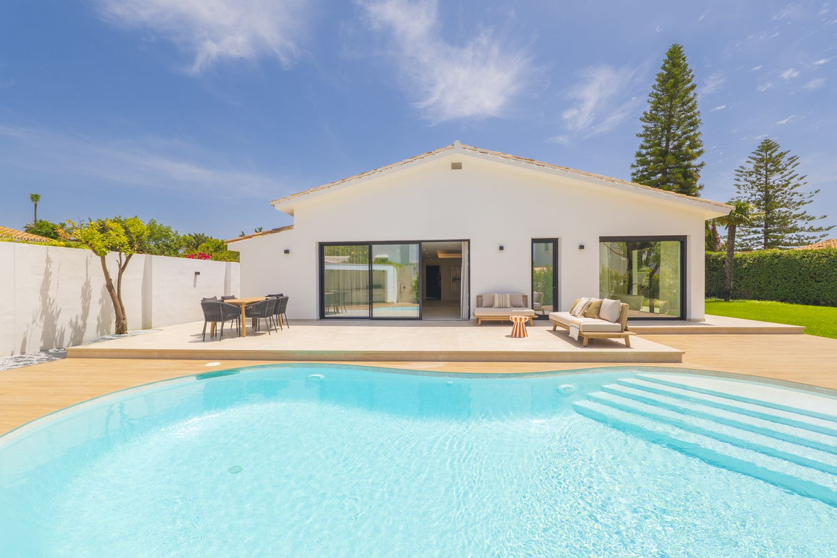 4 Bed Townhouse for sale in Atalaya Costa Del Sol, Málaga, Spain