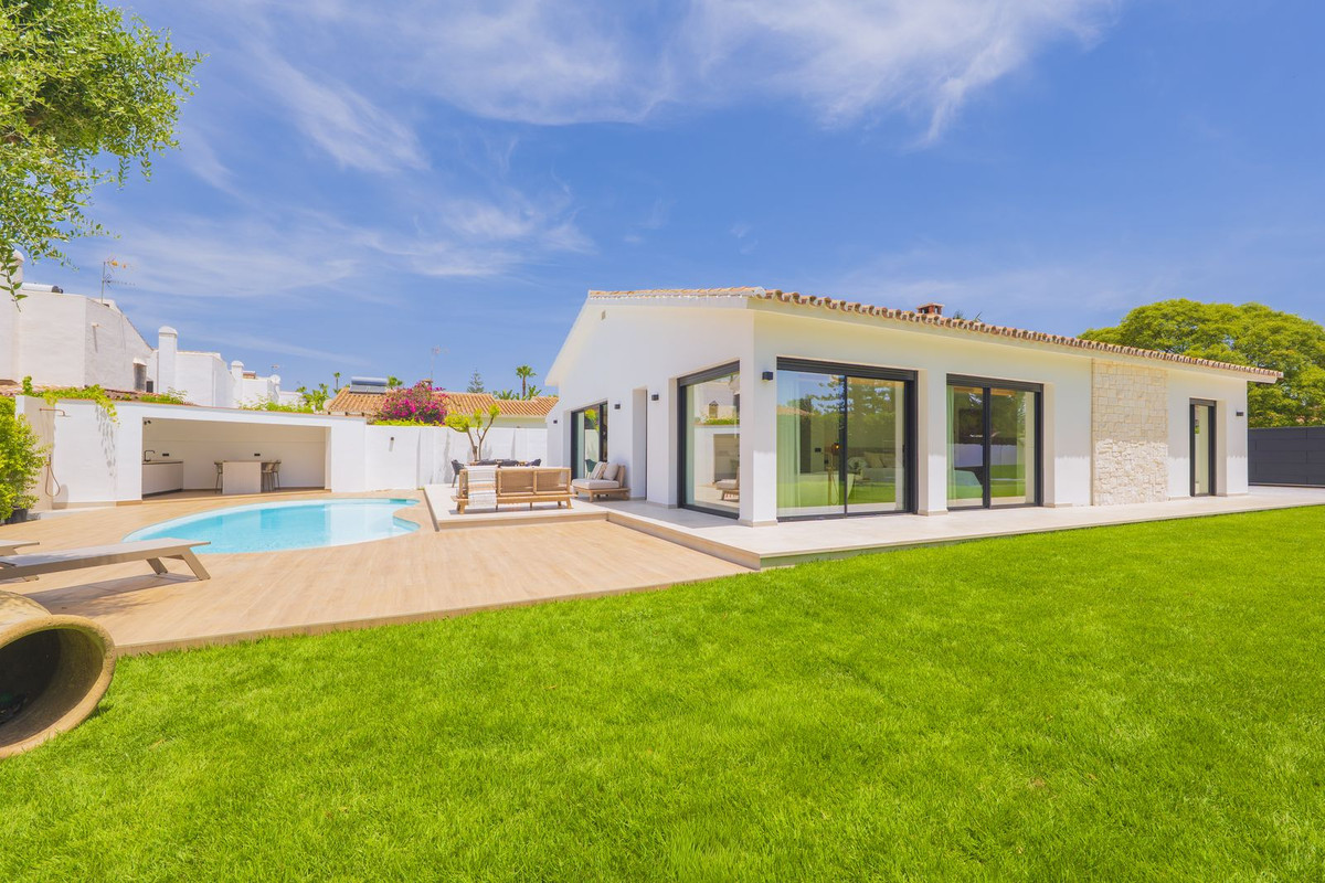 4 Bed Townhouse for sale in Atalaya Costa Del Sol, Málaga, Spain
