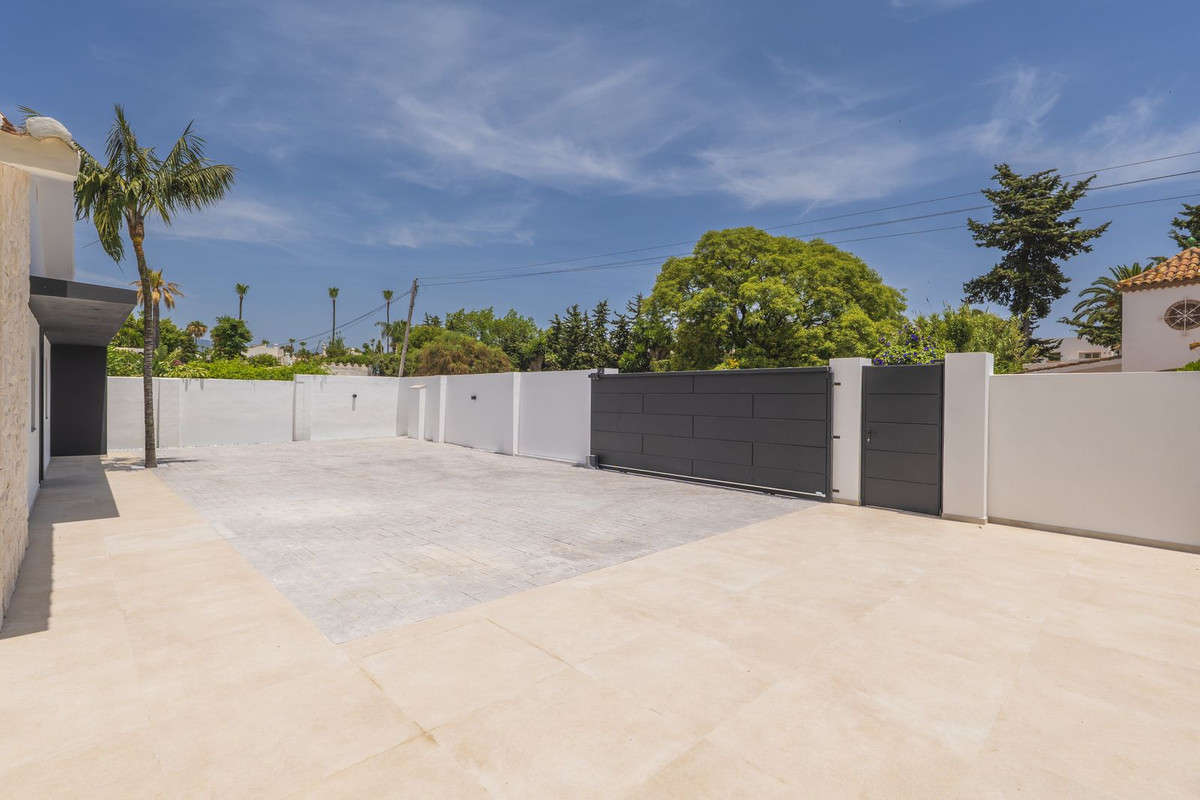 4 Bed Townhouse for sale in Atalaya Costa Del Sol, Málaga, Spain