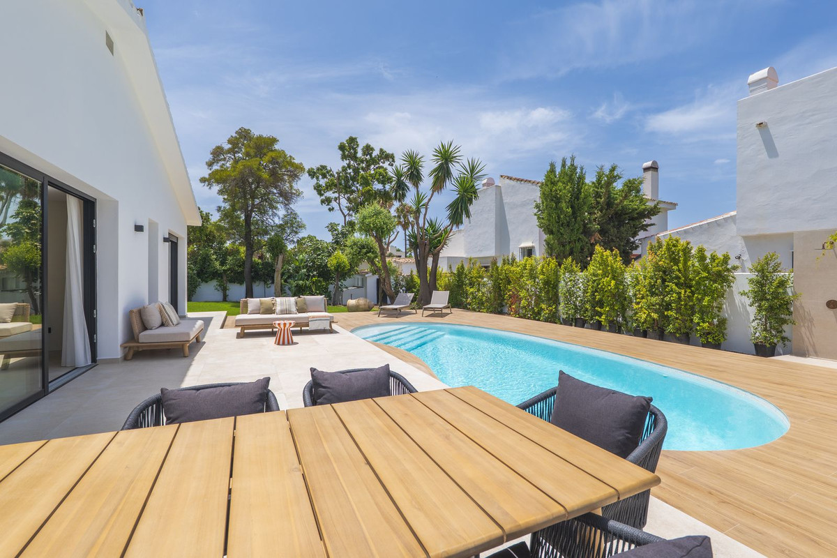 4 Bed Townhouse for sale in Atalaya Costa Del Sol, Málaga, Spain
