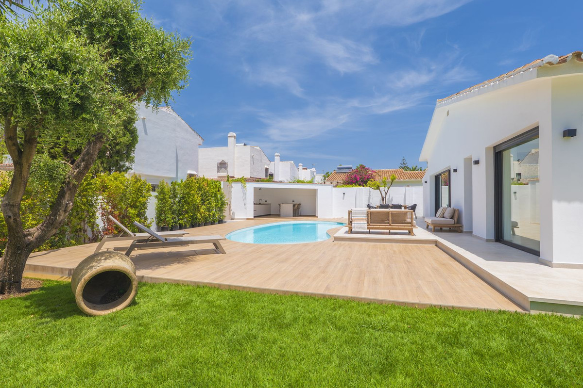 4 Bed Townhouse for sale in Atalaya Costa Del Sol, Málaga, Spain