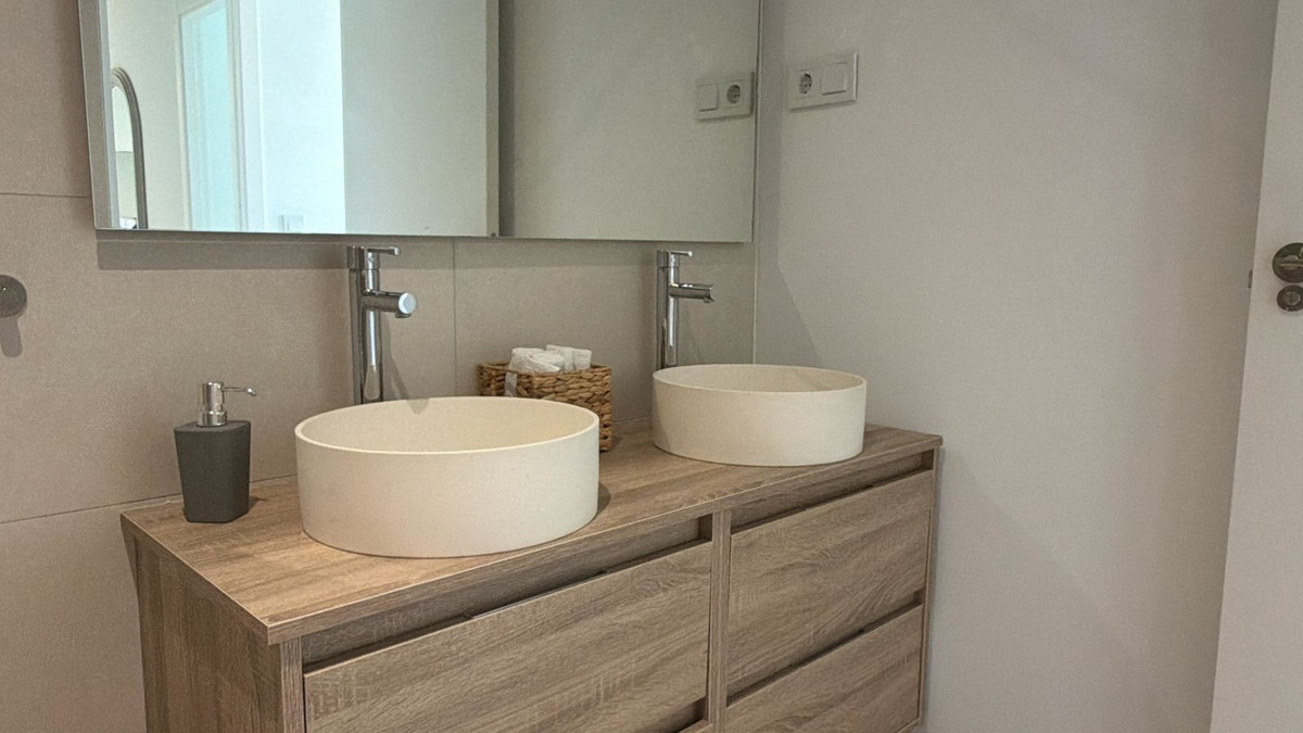2 Bed Apartment for sale in Fuengirola Costa Del Sol, Málaga, Spain