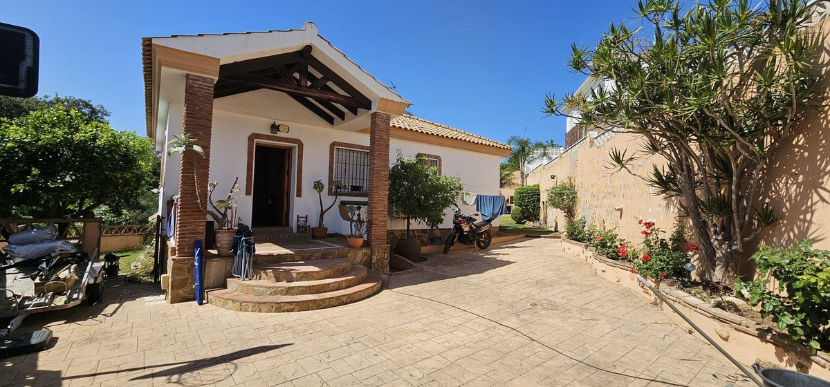 5 Bed Townhouse for sale in El Rosario Costa Del Sol, Málaga, Spain