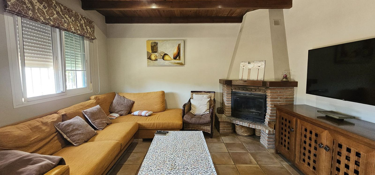 5 Bed Townhouse for sale in El Rosario Costa Del Sol, Málaga, Spain