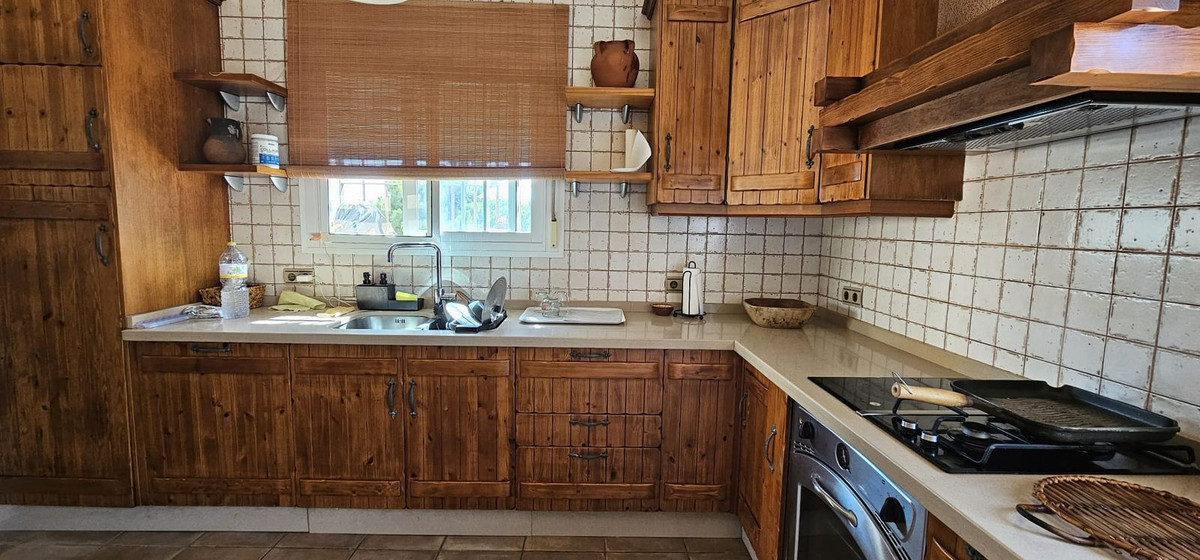 5 Bed Townhouse for sale in El Rosario Costa Del Sol, Málaga, Spain