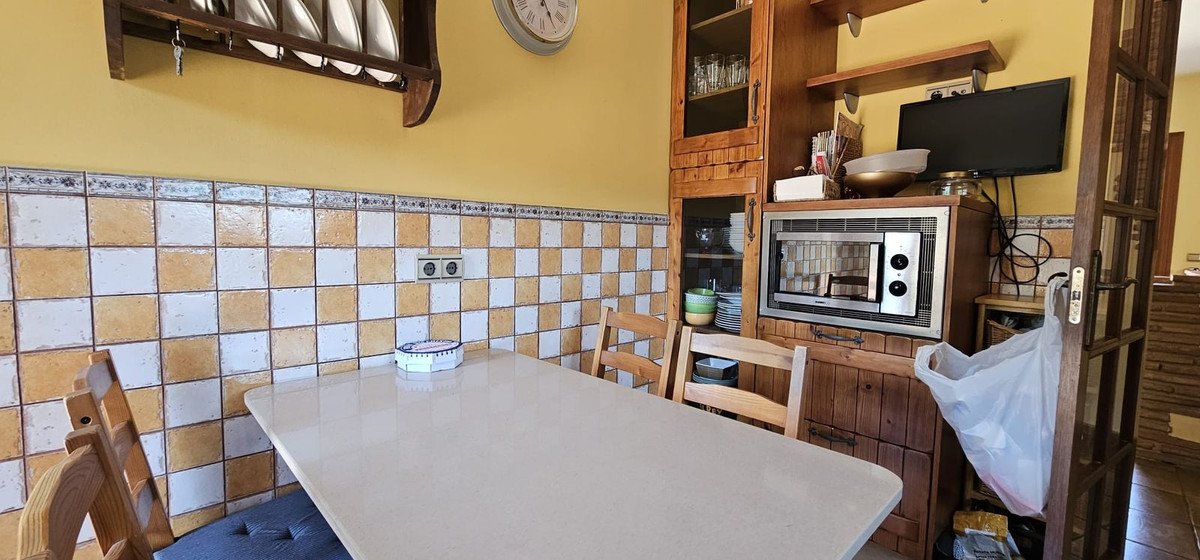 5 Bed Townhouse for sale in El Rosario Costa Del Sol, Málaga, Spain