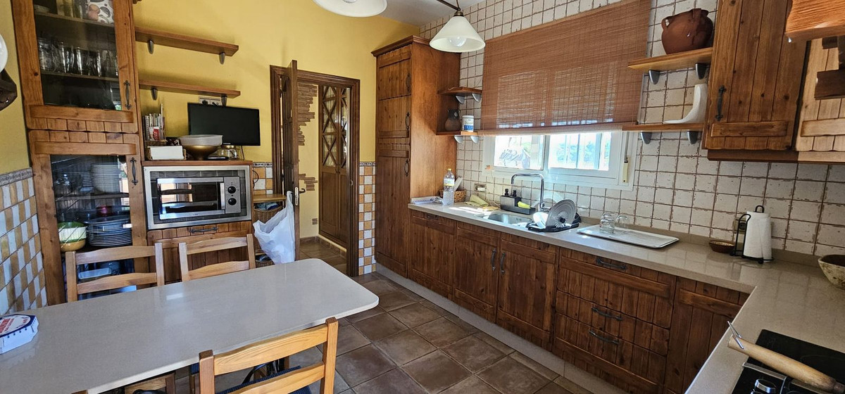 5 Bed Townhouse for sale in El Rosario Costa Del Sol, Málaga, Spain