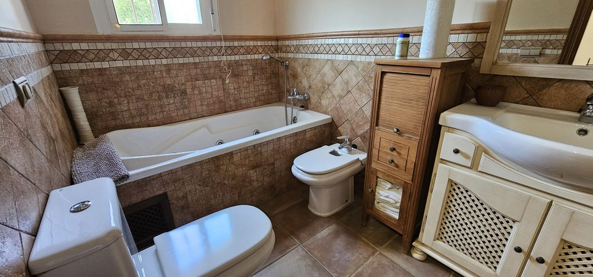 5 Bed Townhouse for sale in El Rosario Costa Del Sol, Málaga, Spain