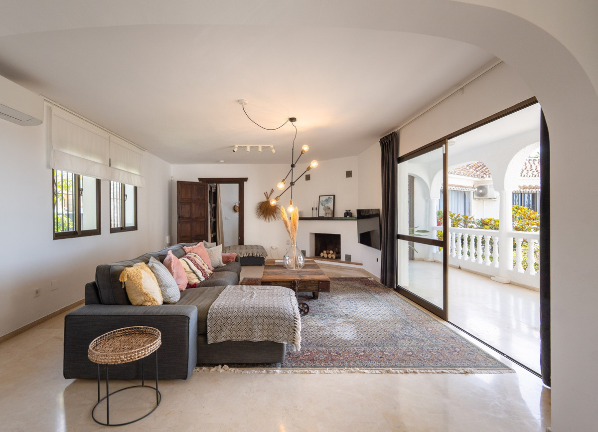6 Bed Townhouse for sale in Sierrezuela Costa Del Sol, Málaga, Spain