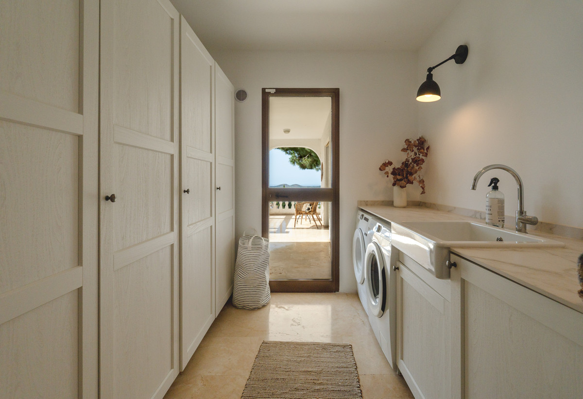 6 Bed Townhouse for sale in Sierrezuela Costa Del Sol, Málaga, Spain
