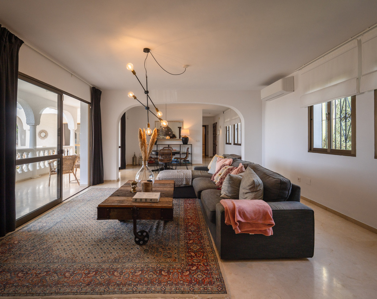 6 Bed Townhouse for sale in Sierrezuela Costa Del Sol, Málaga, Spain