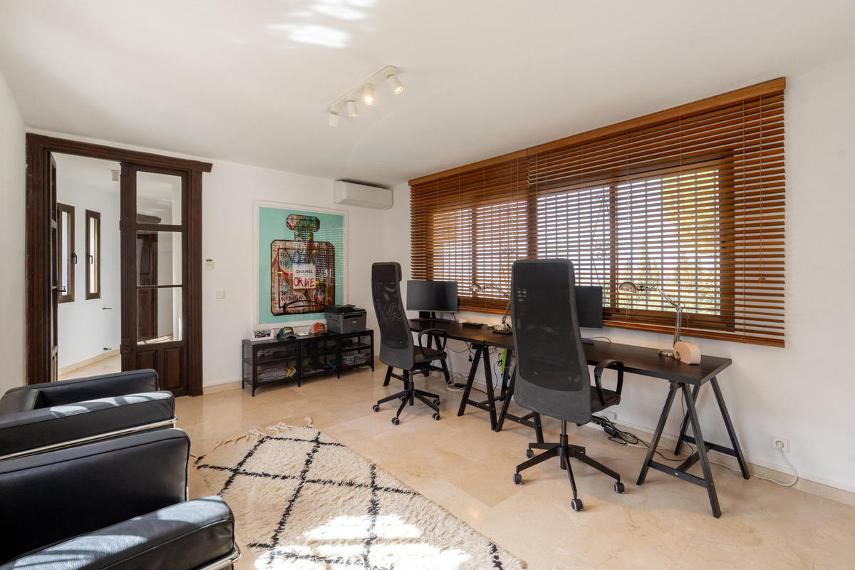 6 Bed Townhouse for sale in Sierrezuela Costa Del Sol, Málaga, Spain