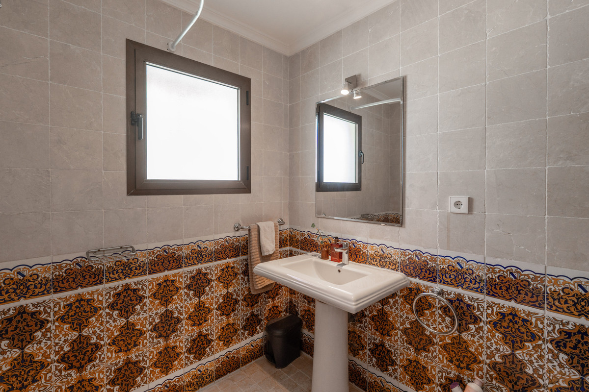 6 Bed Townhouse for sale in Sierrezuela Costa Del Sol, Málaga, Spain