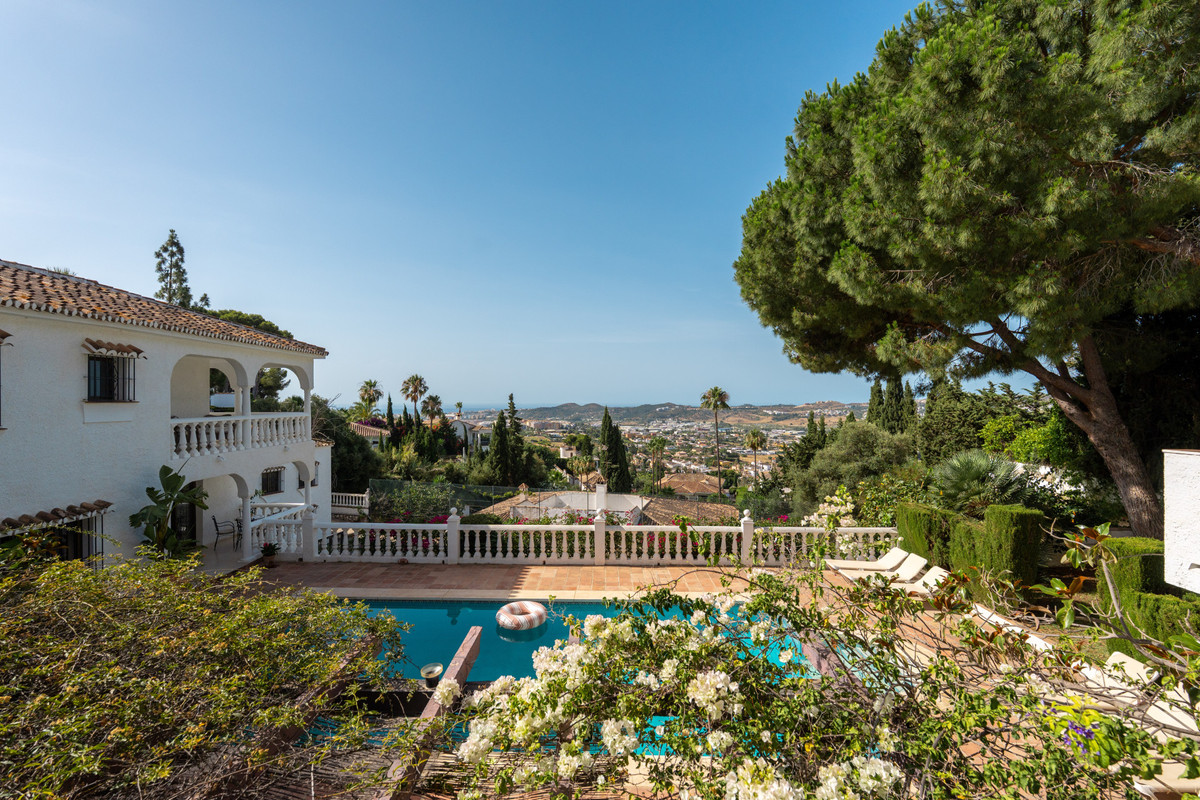 6 Bed Townhouse for sale in Sierrezuela Costa Del Sol, Málaga, Spain