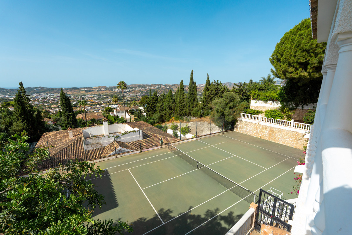 6 Bed Townhouse for sale in Sierrezuela Costa Del Sol, Málaga, Spain